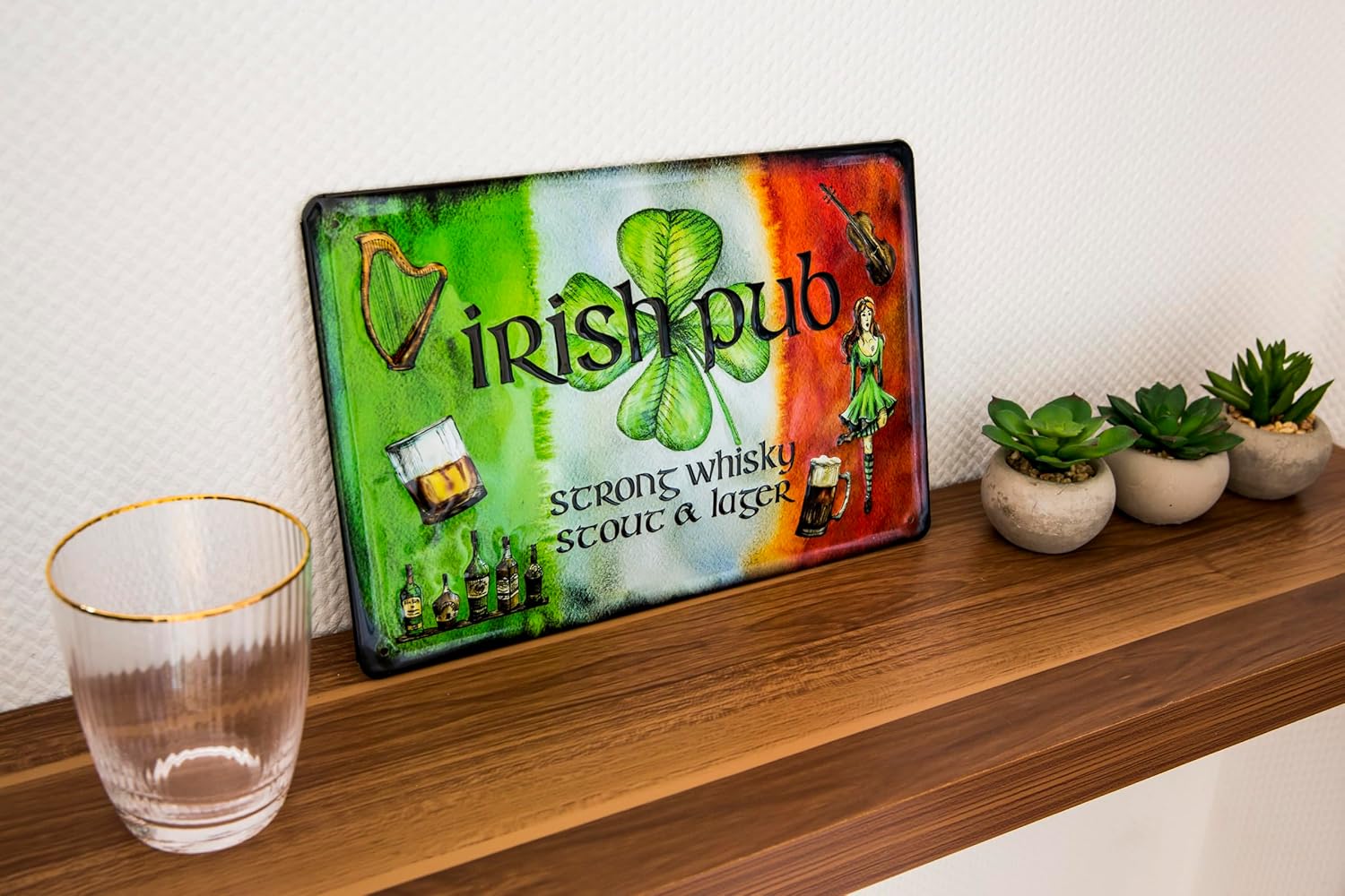 Dekoratives Blechschild Irish Pub mit irischem Flair auf Holzregal