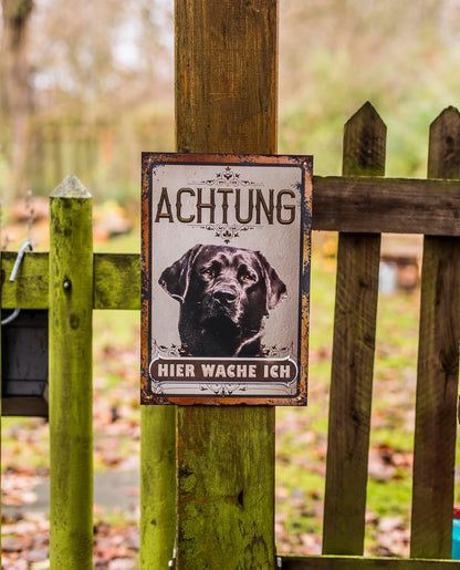 Labrador Blechschild in einem Gartenzaun