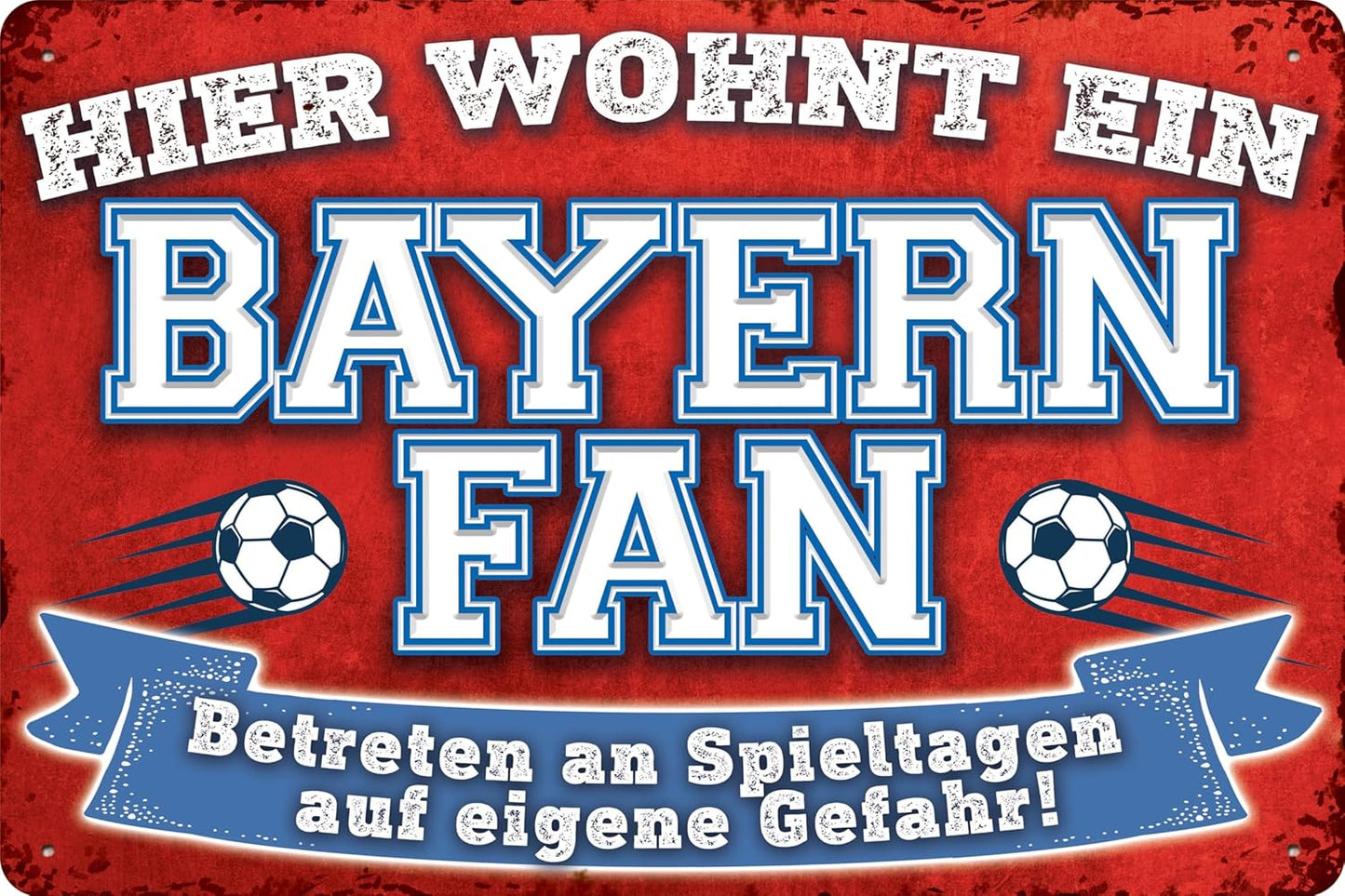 Blechschild mit Fußball-Motiv und der Aufschrift: Hier wohnt ein FC Bayern Fan