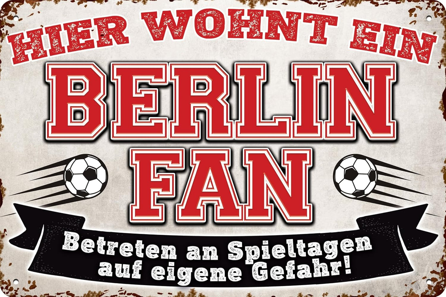 Blechschild mit Fußball-Motiv und der Aufschrift: Hier wohnt ein Berlin Fan