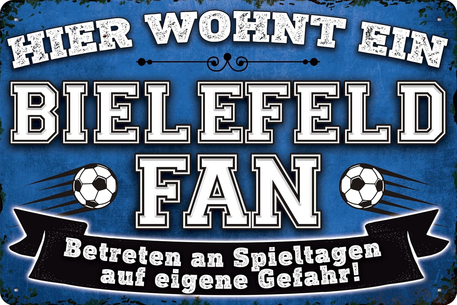 Blechschild mit Fußball-Motiv und der Aufschrift: Hier wohnt ein Bielefeld Fan