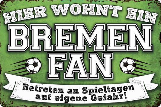 Blechschild mit Fußball-Motiv und der Aufschrift: Hier wohnt ein Bremen Fan