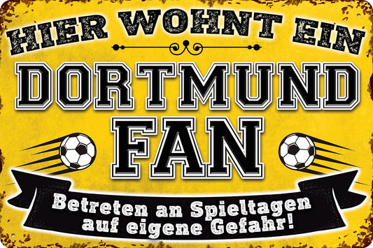 Blechschild mit Fußball-Motiv und der Aufschrift: Hier wohnt ein Dortmund Fan