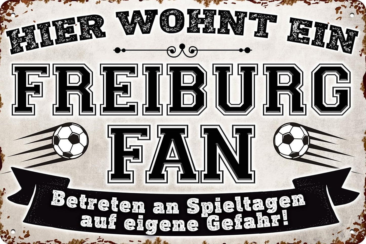 Blechschild mit Fußball-Motiv und der Aufschrift: Hier wohnt ein