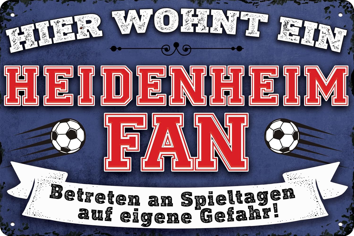 Blechschild mit Fußball-Motiv und der Aufschrift: Hier wohnt ein Heidenheim Fan