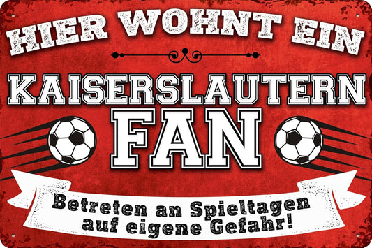 Blechschild mit Fußball-Motiv und der Aufschrift: Hier wohnt ein Kaiserslautern Fan