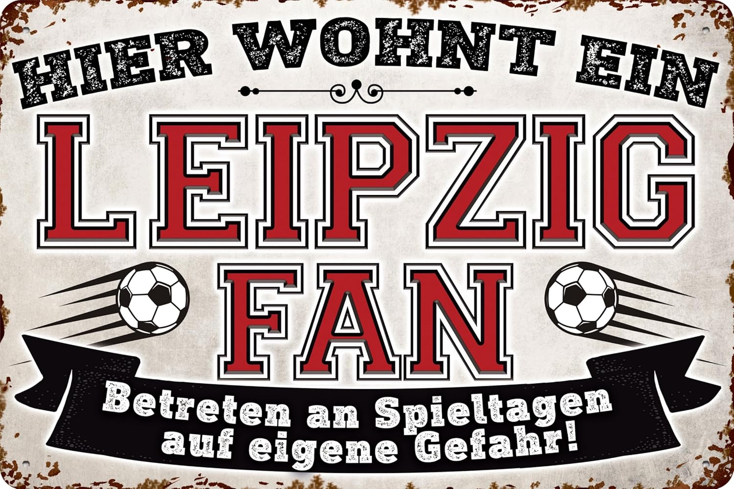 Blechschild mit Fußball-Motiv und der Aufschrift: Hier wohnt ein Leipzig Fan