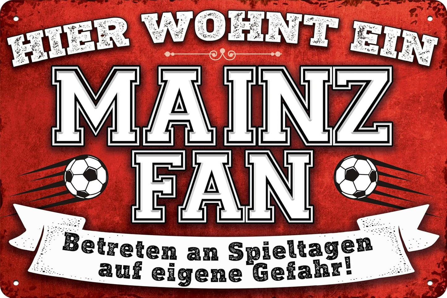 Blechschild mit Fußball-Motiv und der Aufschrift: Hier wohnt ein Mainz Fan