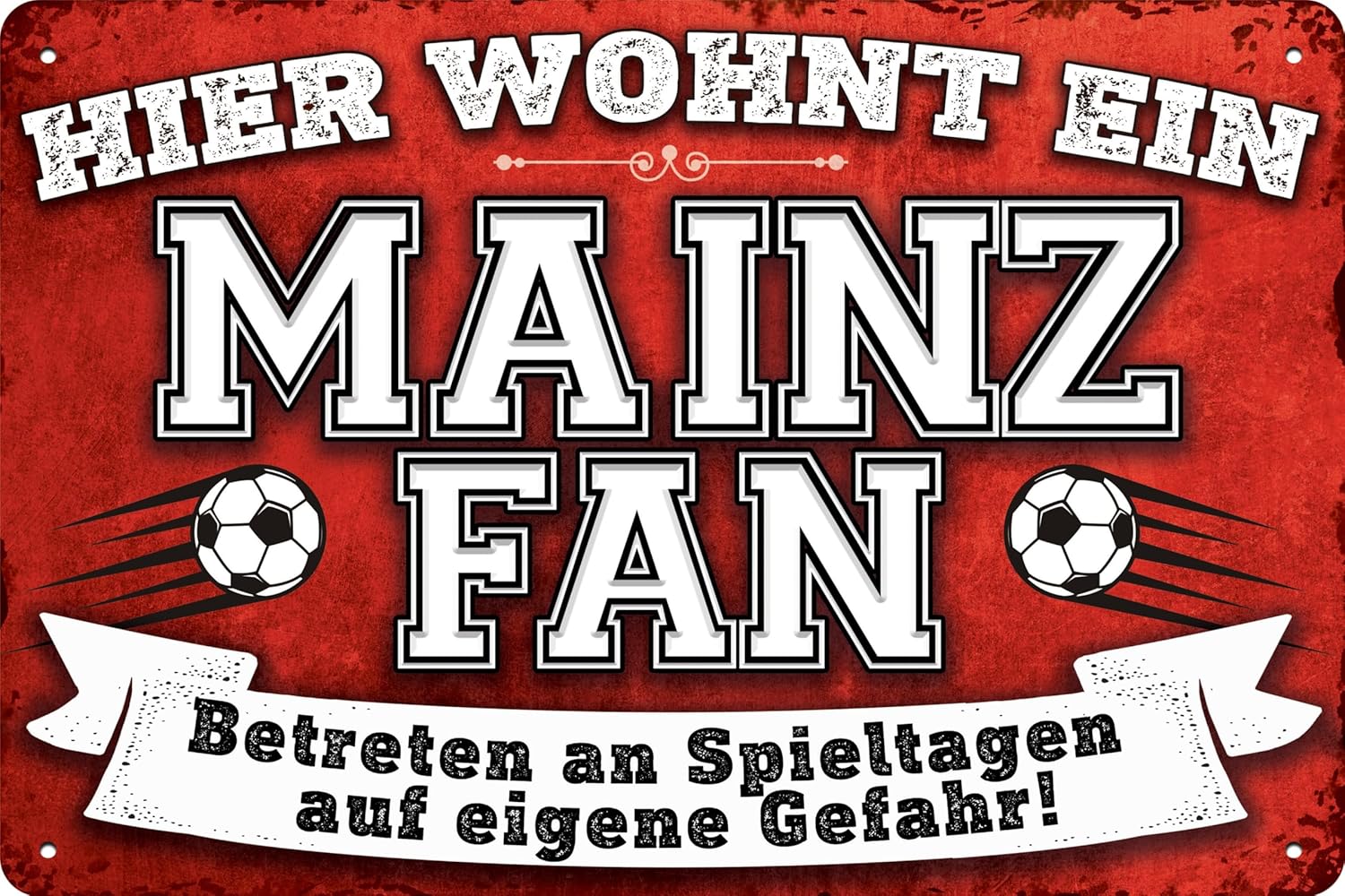 Blechschild mit Fußball-Motiv und der Aufschrift: Hier wohnt ein Mainz Fan