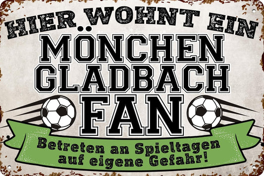 Blechschild mit Fußball-Motiv und der Aufschrift: Hier wohnt ein Mönchengladbach Fan