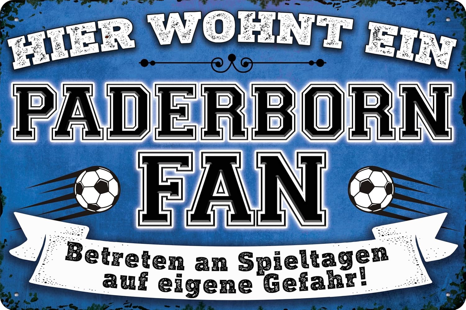 Blechschild mit Fußball-Motiv und der Aufschrift: Hier wohnt ein Paderborn Fan