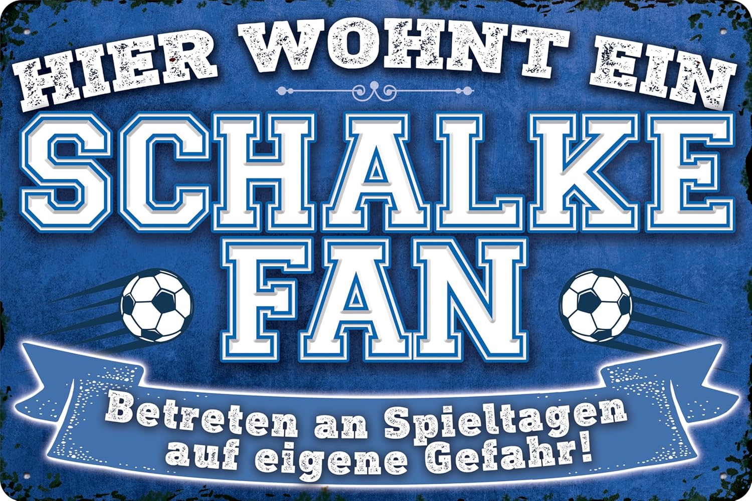 Blechschild mit Fußball-Motiv und der Aufschrift: Hier wohnt ein Schalke Fan