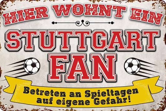 Blechschild mit Fußball-Motiv und der Aufschrift: Hier wohnt ein Stuttgart Fan