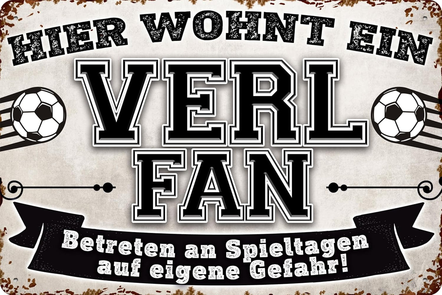 Blechschild mit Fußball-Motiv und der Aufschrift: Hier wohnt ein Verl Fan